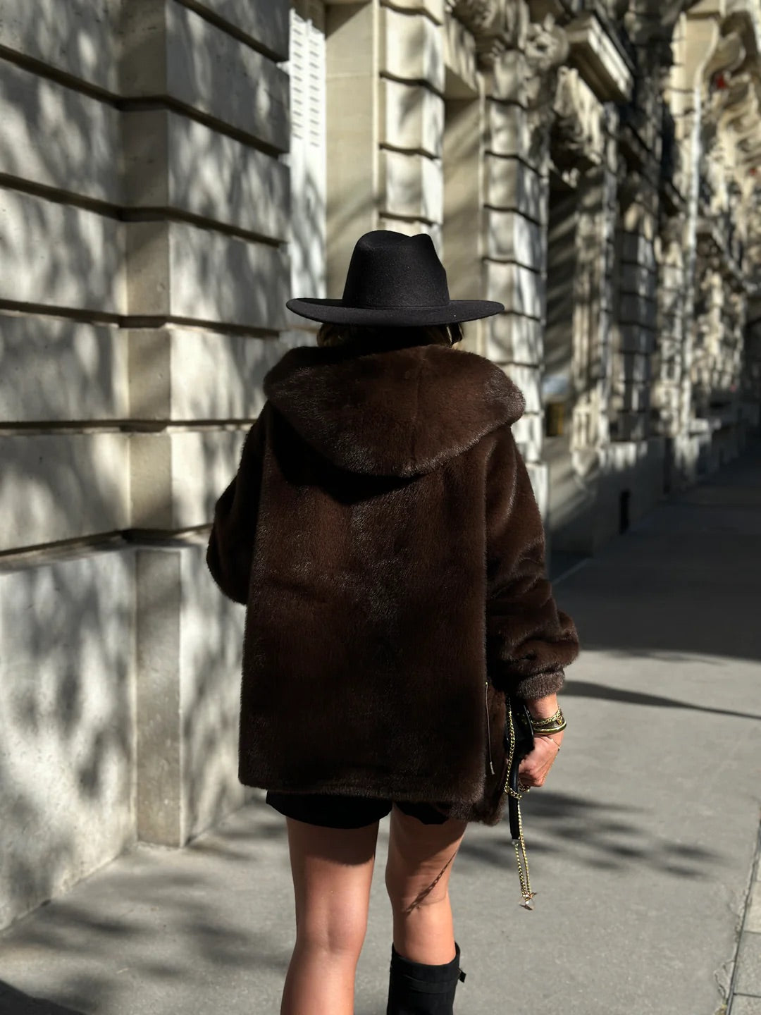 manteau fourrure court capuche poches resserrées