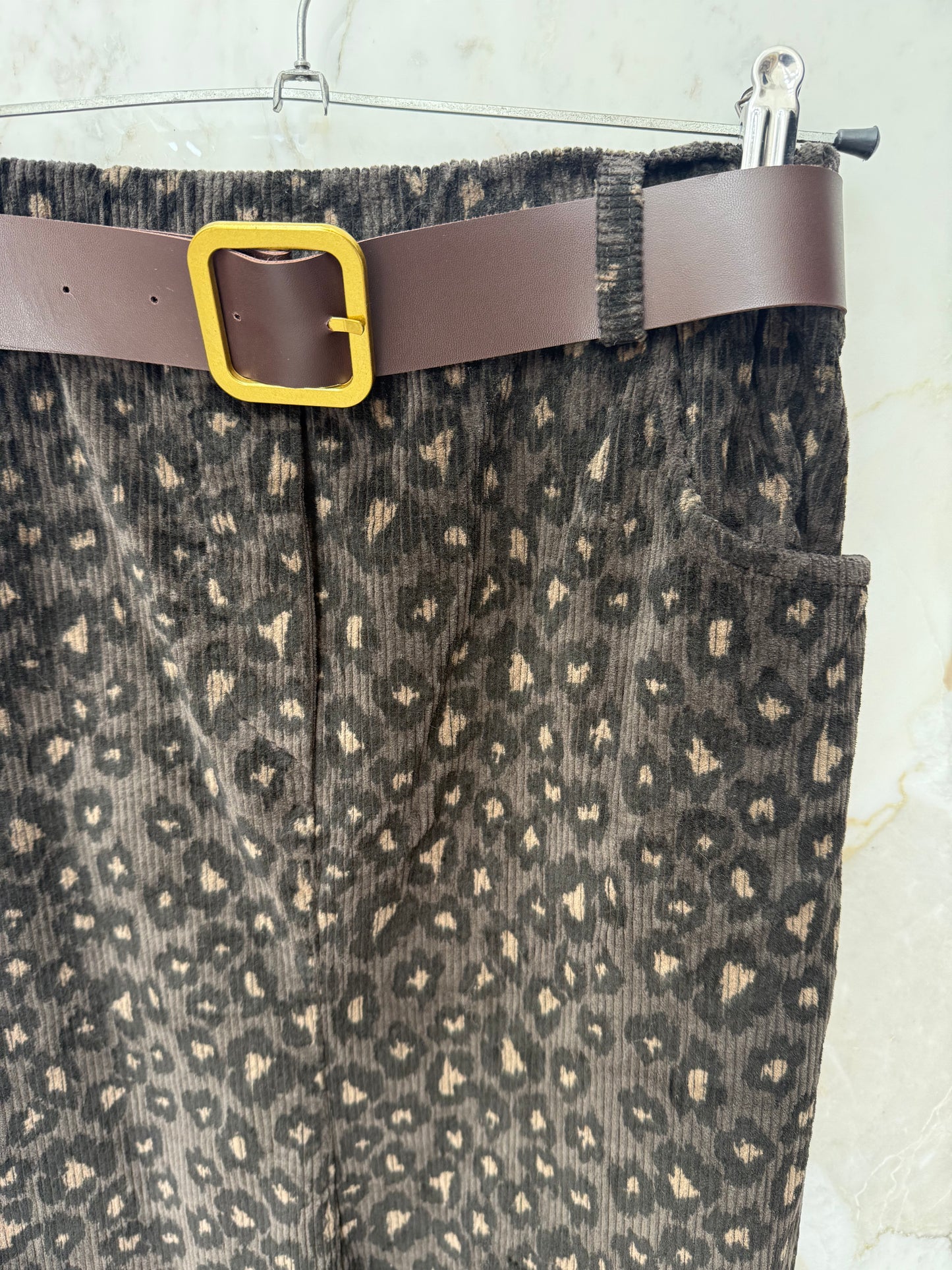 Jupe droite léopard avec ceinture