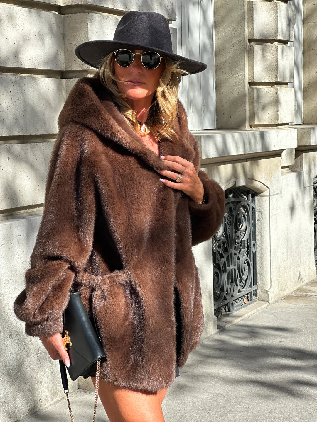 manteau fourrure court capuche poches resserrées