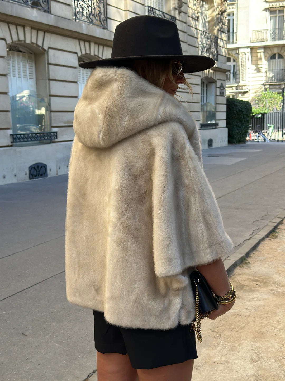 cape capuche bouttons cotés