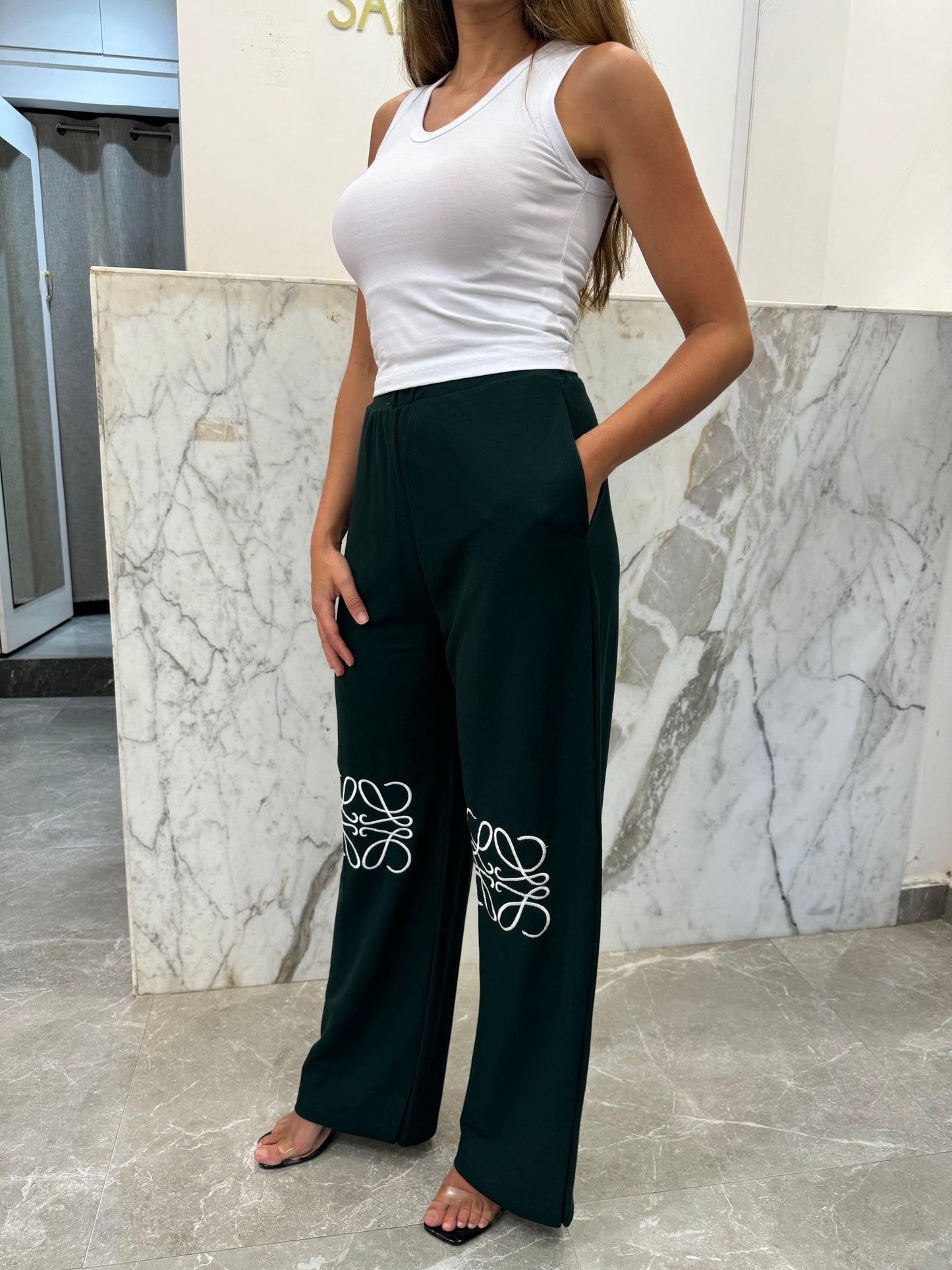 Pantalon vert motif blanc