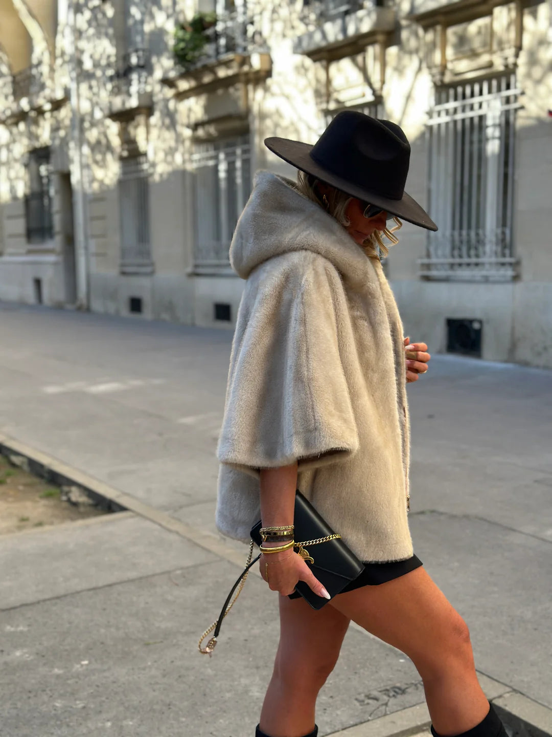 cape capuche bouttons cotés