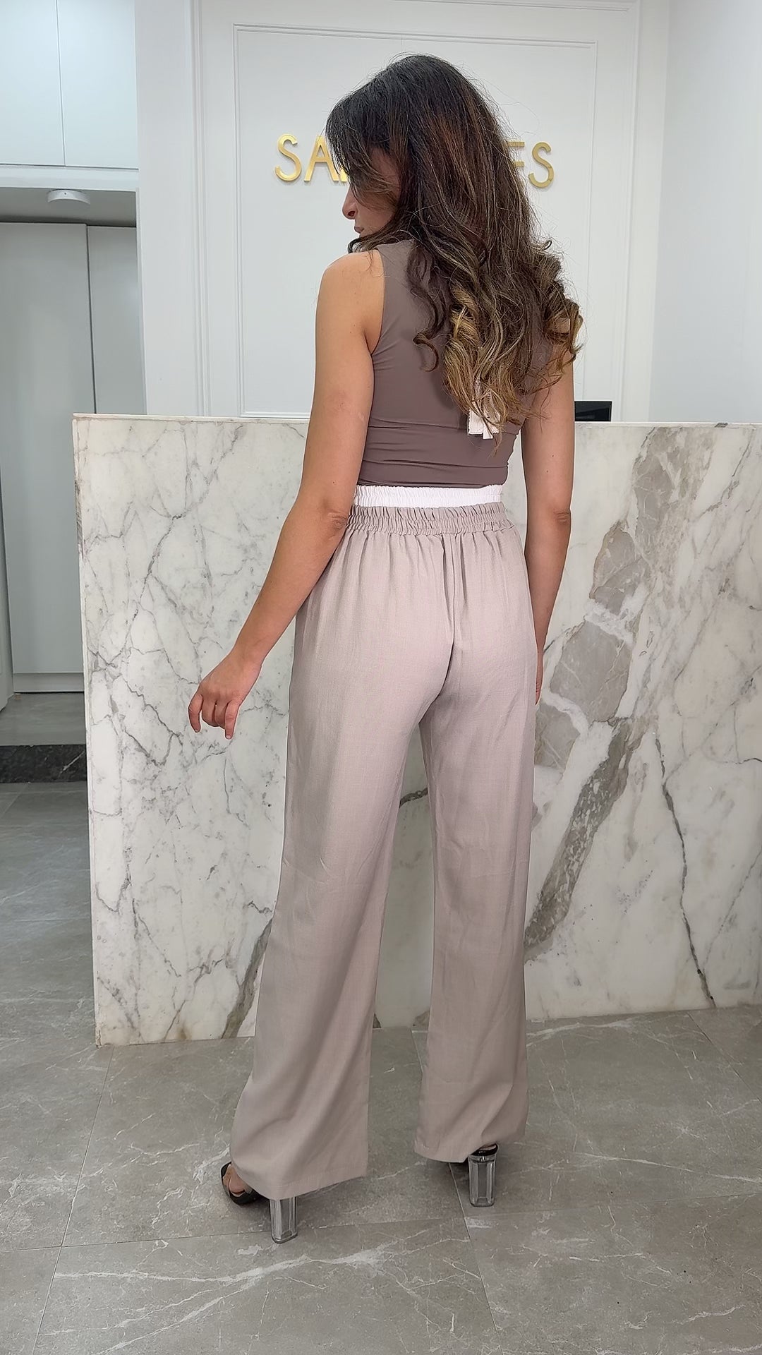 pantalon beige bande blanche