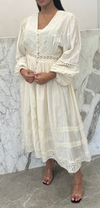 robe manche brodée