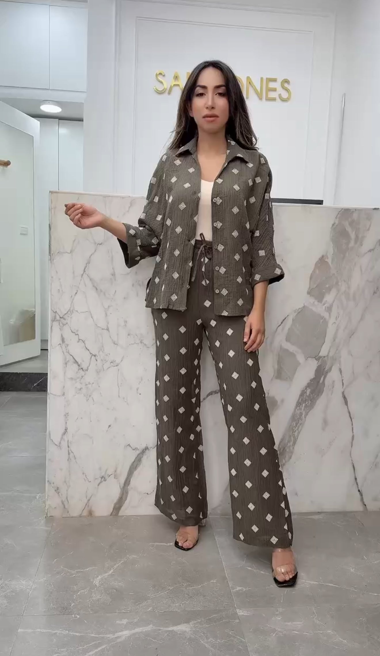 ensemble kaki motif blanc style lin