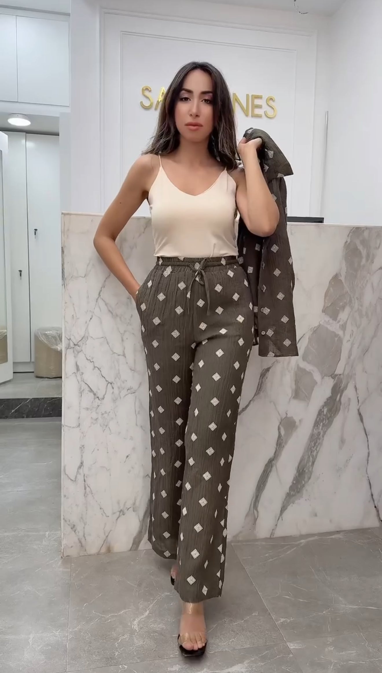 ensemble kaki motif blanc style lin