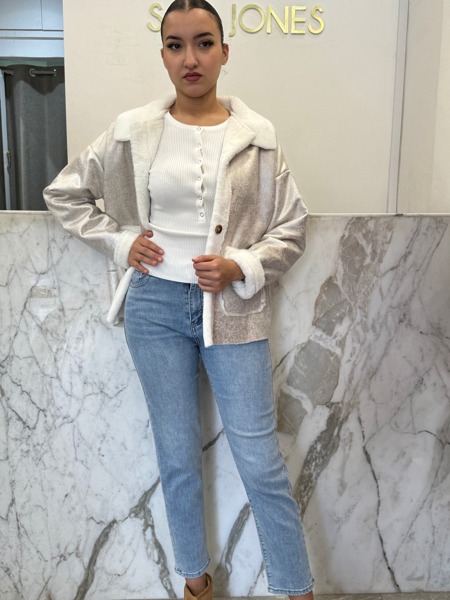 Veste argentée fourrée