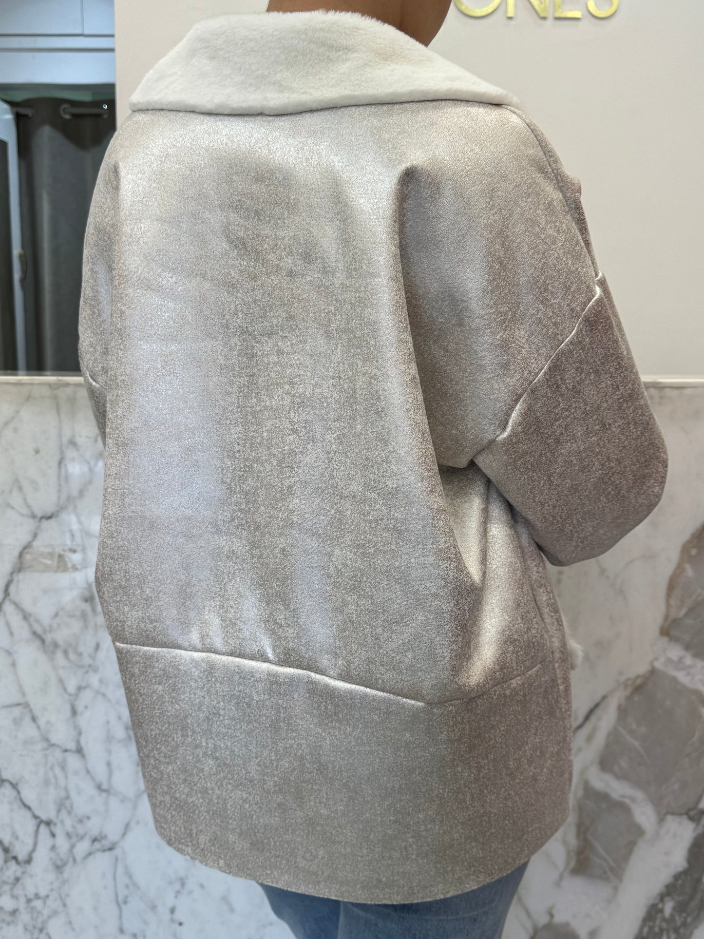 Veste argentée fourrée