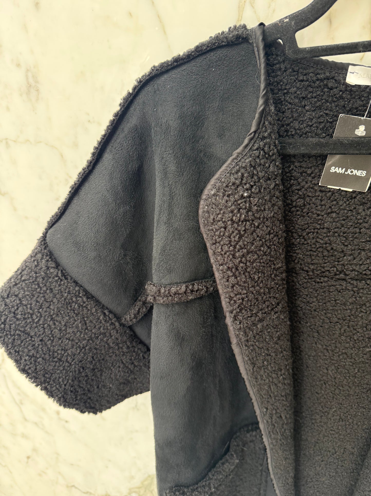 Gilet suedine moumoute manches courtes