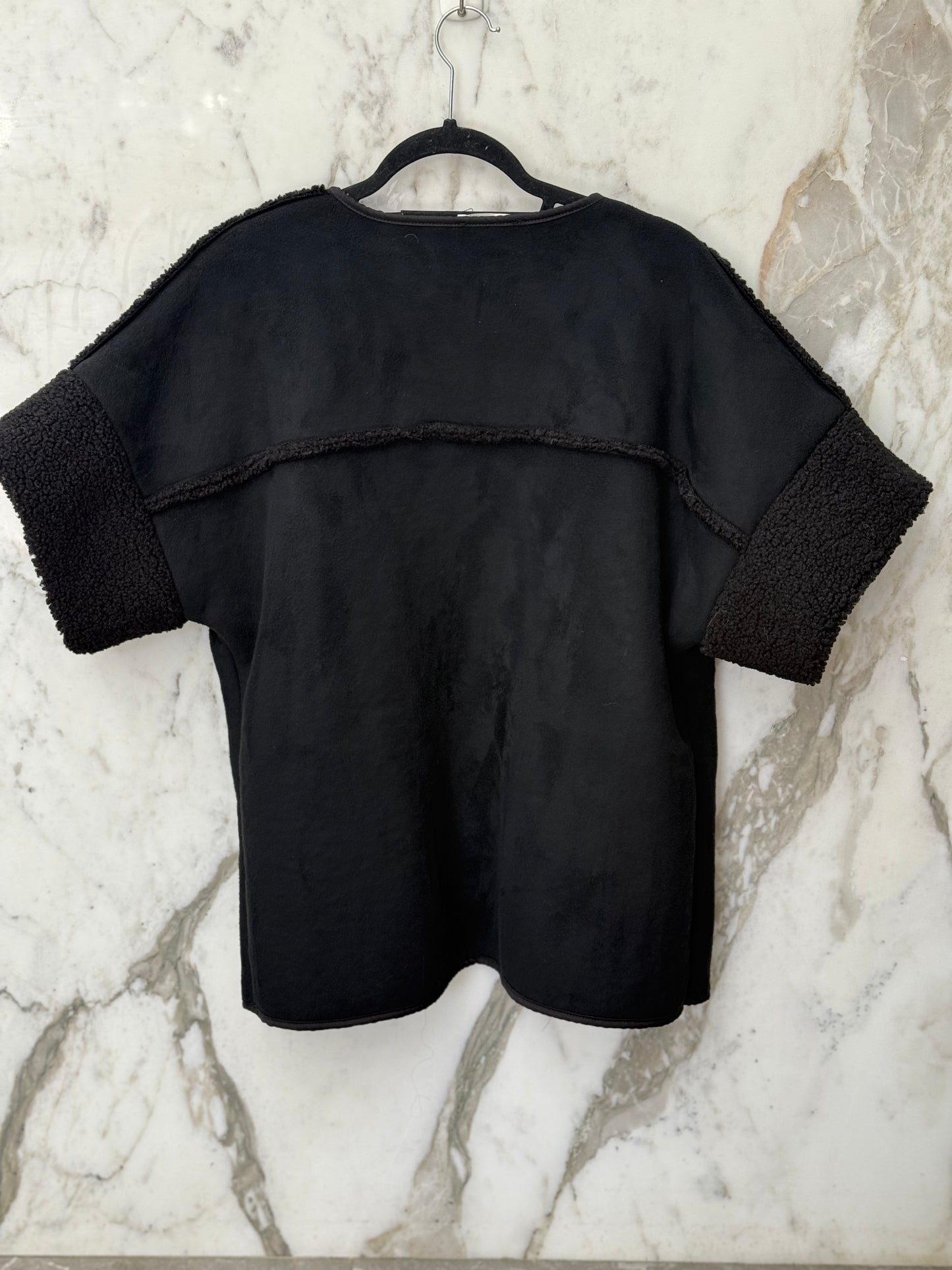 Gilet suedine moumoute manches courtes